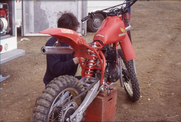 Graham Noycen mekaanikko säätöhommissa 1980